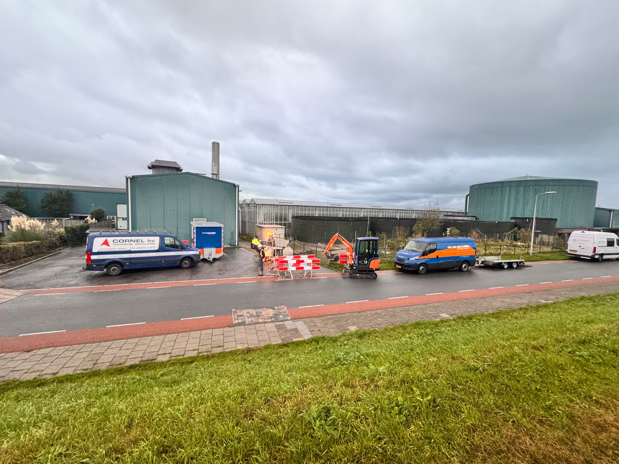 Aanleg van een middenspanningskabelverbinding van 2.500 meter in ’s-Gravenzande met gestuurde boringen en sleuven.